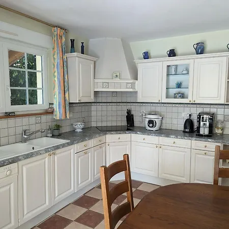 Maison Spacieuse En Village, Equipee Et Confortable, Avec Acces Riviere Et Garage. - Fr-1-611-93